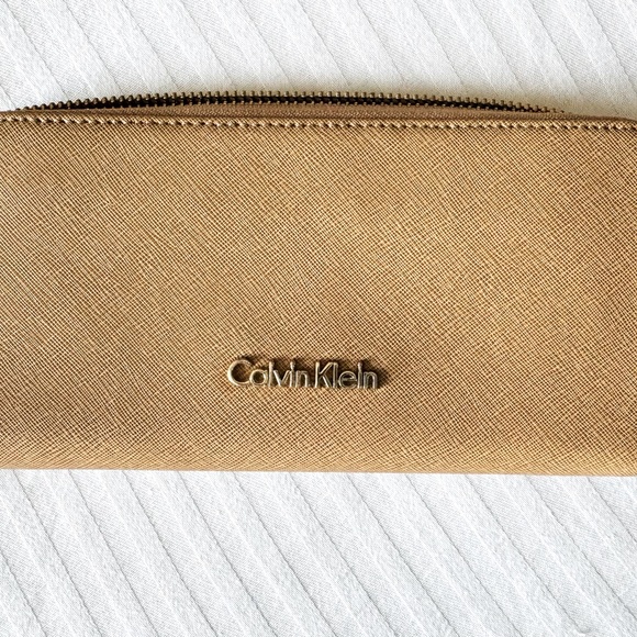 Ladies Calvin Klein tan wallet - Picture 1 of 6